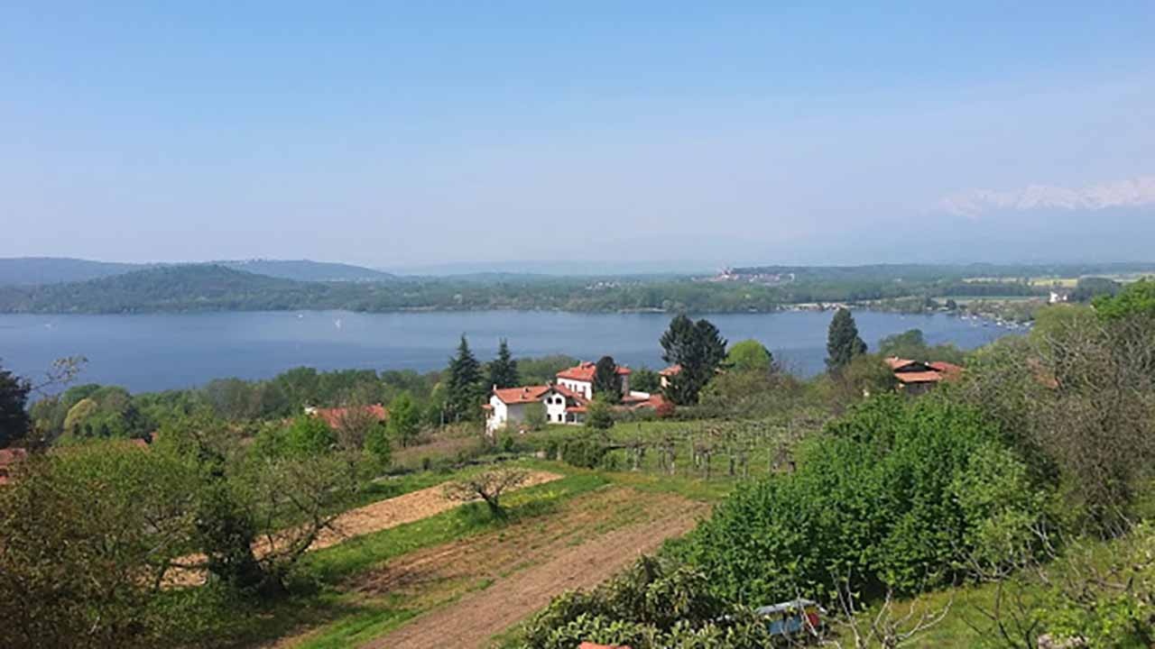 Da Santhià a Ivrea,  guardando il lago di Viverone.