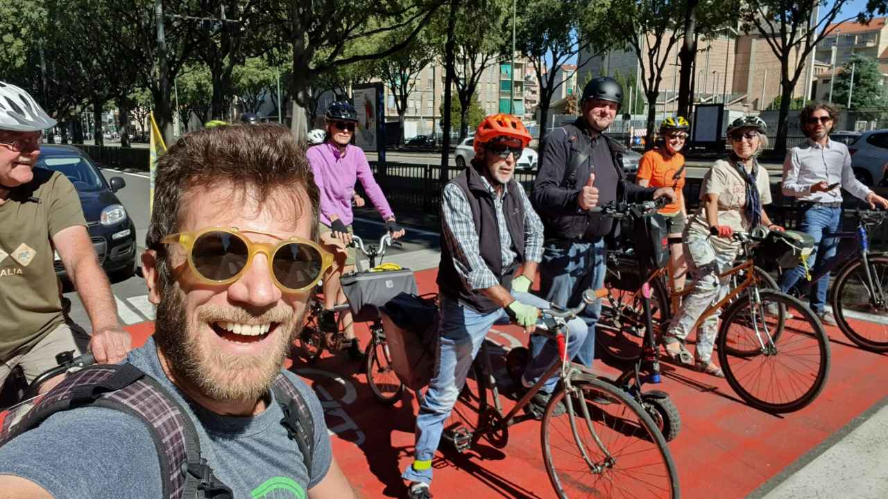 Pedaliamo con Gabriele per l'ultimo saluto all'attivista in bicicletta