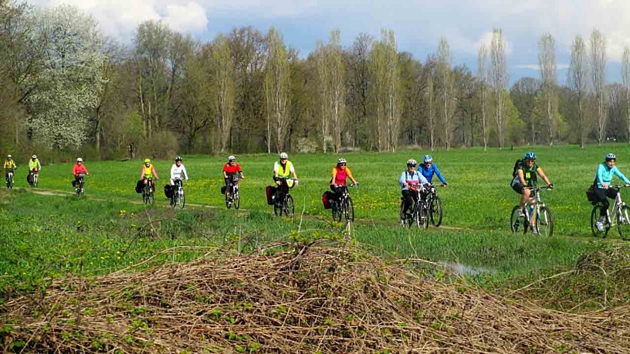 Piccole città dalla via Emilia all’ est Un omaggio a Francesco Guccini bici &Dintorni