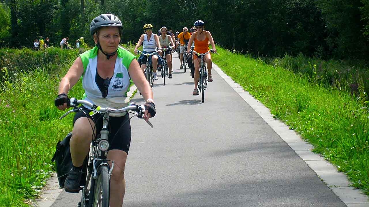 persone che usano la bicicletta in italia