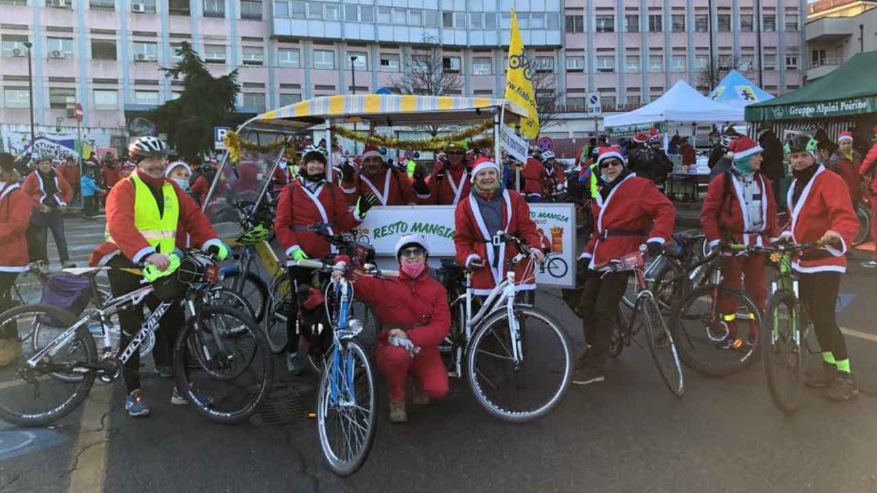 Pedalata dei Babbi Natale in FORMA